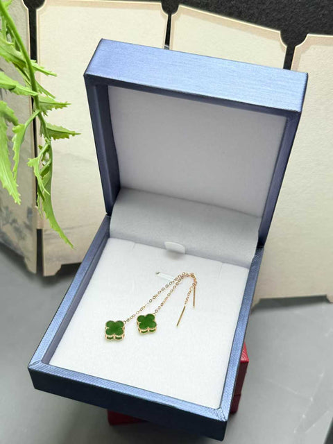 Anting-anting Daun Semanggi Empat "Lucky Clover" - Jimat Keberuntungan, Gaya Desainer - Emas 18k Bertatahkan Giok Hetian 🍀🍀 Bergaya dan Serbaguna 🪁🪁 Ukuran: Sekitar 9×3mm. Termasuk ongkos kirim dan pajak.