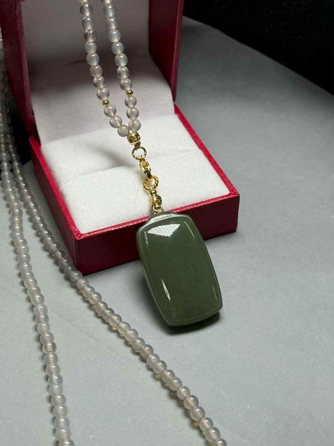 Liontin giok Hetian "Kedamaian dan Ketenangan" - melambangkan kedamaian, keberuntungan, dan kebebasan dari kekhawatiran. Dipadukan dengan kalung manik-manik kalsedon. Perkiraan dimensi: 38×22×10mm. Termasuk ongkos kirim dan pajak.