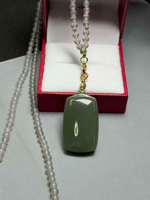 Liontin giok Hetian "Kedamaian dan Ketenangan" - melambangkan kedamaian, keberuntungan, dan kebebasan dari kekhawatiran. Dipadukan dengan kalung manik-manik kalsedon. Perkiraan dimensi: 38×22×10mm. Termasuk ongkos kirim dan pajak.