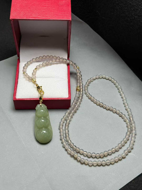 Liontin giok Hetian alami berbentuk kacang empat musim dan kalung manik-manik kalsedon untuk kedamaian dan keselamatan sepanjang empat musim. Perkiraan dimensi: 39,5×17,5×10mm. Termasuk ongkos kirim dan pajak.