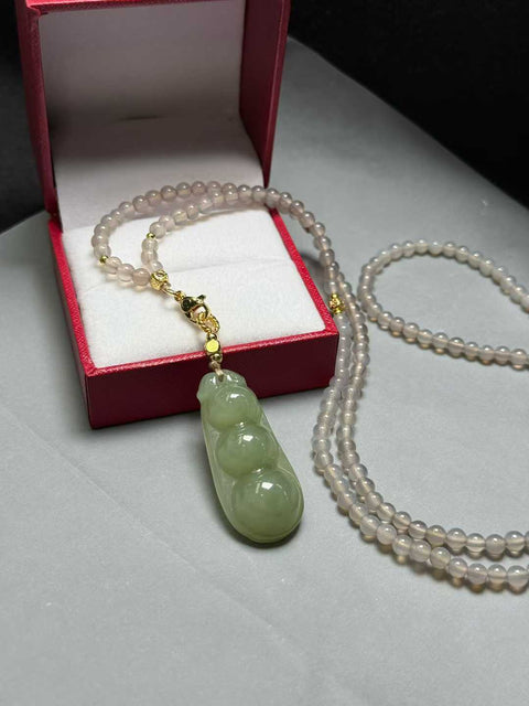 Liontin giok Hetian alami berbentuk kacang empat musim dan kalung manik-manik kalsedon untuk kedamaian dan keselamatan sepanjang empat musim. Perkiraan dimensi: 39,5×17,5×10mm. Termasuk ongkos kirim dan pajak.