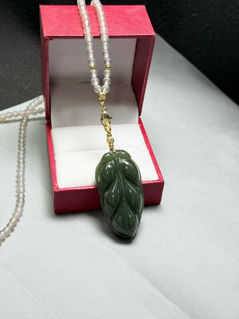 Liontin daun giok Hetian alami ✅ Ukiran tiga dimensi ✅ Rantai manik-manik kalsedon berkualitas tinggi ✅ Melambangkan kemakmuran dan kekayaan. Perkiraan dimensi: 46×24×9,5 mm. Termasuk ongkos kirim dan pajak.