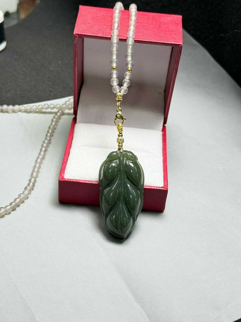 Liontin daun giok Hetian alami ✅ Ukiran tiga dimensi ✅ Rantai manik-manik kalsedon berkualitas tinggi ✅ Melambangkan kemakmuran dan kekayaan. Perkiraan dimensi: 46×24×9,5 mm. Termasuk ongkos kirim dan pajak.