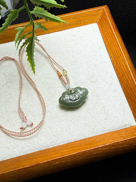 Gembok "Kedamaian dan Keberuntungan" dari giok Hetian ini berukuran sekitar 27,5×17×9 mm, termasuk ongkos kirim dan pajak.