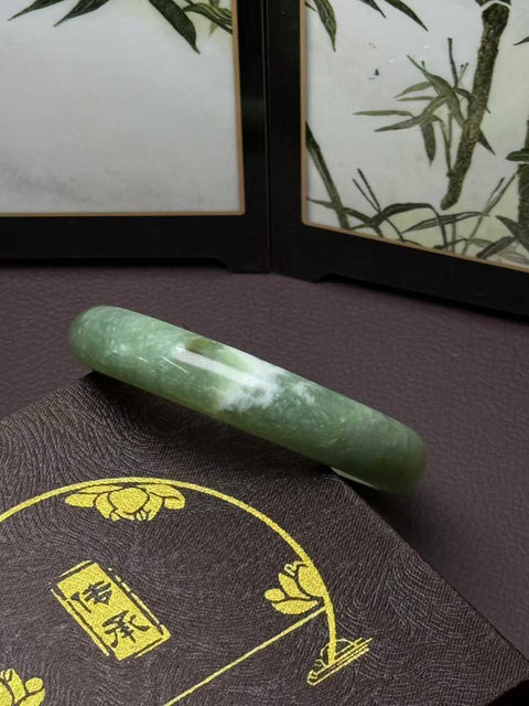 Gelang giok Xiuyan alami dengan desain busa susu matcha, menampilkan pola bunga yang halus dan elegan. Dimensi: sekitar 65,8×14,6×8,8 mm. Semua batu terbentuk secara alami. Harga sudah termasuk ongkos kirim dan pajak.