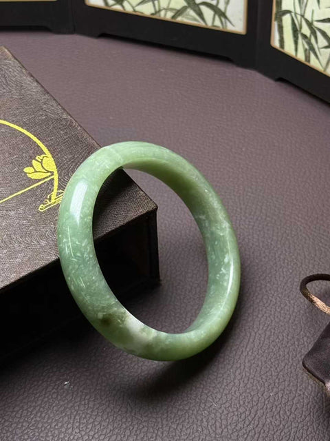Gelang giok Xiuyan alami dengan desain busa susu matcha, menampilkan pola bunga yang halus dan elegan. Dimensi: sekitar 65,8×14,6×8,8 mm. Semua batu terbentuk secara alami. Harga sudah termasuk ongkos kirim dan pajak.