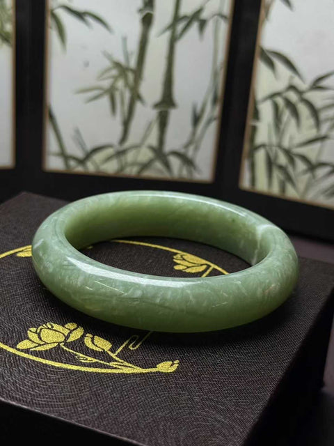 Gelang giok Xiuyan alami dengan desain busa susu matcha, menampilkan pola bunga yang halus dan elegan. Dimensi: sekitar 65,8×14,6×8,8 mm. Semua batu terbentuk secara alami. Harga sudah termasuk ongkos kirim dan pajak.