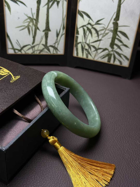 Gelang giok Xiuyan alami dengan desain terinspirasi matcha, berukuran sekitar 63,5×14,5×9,5mm. Semua batu terbentuk secara alami. Harga sudah termasuk ongkos kirim dan pajak.