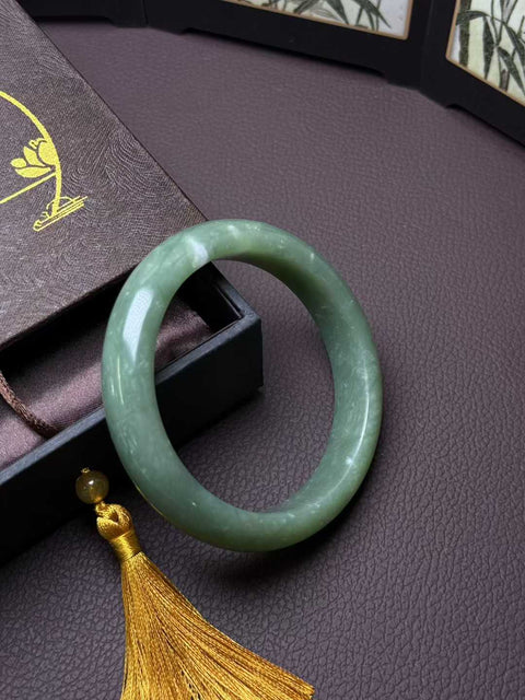 Gelang giok Xiuyan alami dengan desain terinspirasi matcha, berukuran sekitar 63,5×14,5×9,5mm. Semua batu terbentuk secara alami. Harga sudah termasuk ongkos kirim dan pajak.