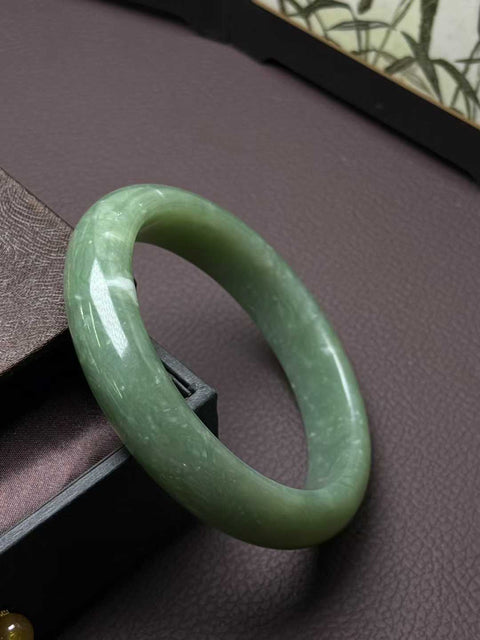 Gelang giok Xiuyan alami dengan desain terinspirasi matcha, berukuran sekitar 63,5×14,5×9,5mm. Semua batu terbentuk secara alami. Harga sudah termasuk ongkos kirim dan pajak.