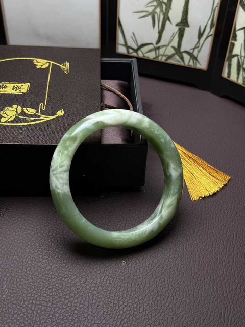 Gelang giok Xiuyan alami dengan desain busa susu rasa matcha. Perkiraan dimensi: 62,8×15×10mm. Semua batu terbentuk secara alami. Harga sudah termasuk ongkos kirim dan pajak.