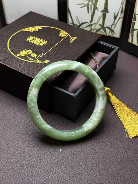 Gelang giok Xiuyan alami dengan desain busa susu rasa matcha. Perkiraan dimensi: 62,8×15×10mm. Semua batu terbentuk secara alami. Harga sudah termasuk ongkos kirim dan pajak.
