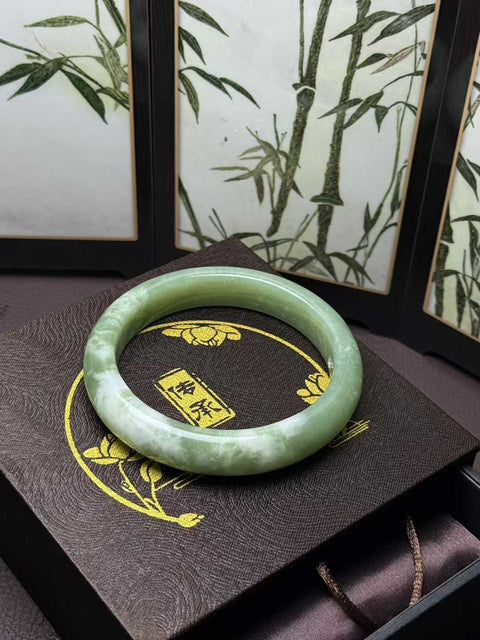 Gelang giok Xiuyan alami dengan desain terinspirasi matcha, berukuran sekitar 63,3×14×9mm. Semua batu terbentuk secara alami. Harga sudah termasuk ongkos kirim dan pajak.