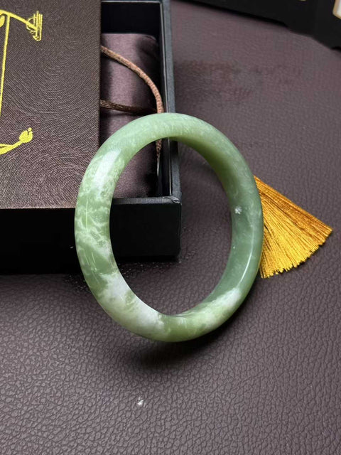 Gelang giok Xiuyan alami dengan desain terinspirasi matcha, berukuran sekitar 63,3×14×9mm. Semua batu terbentuk secara alami. Harga sudah termasuk ongkos kirim dan pajak.