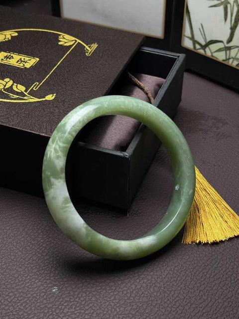 Gelang giok Xiuyan alami dengan desain terinspirasi matcha, berukuran sekitar 63,3×14×9mm. Semua batu terbentuk secara alami. Harga sudah termasuk ongkos kirim dan pajak.