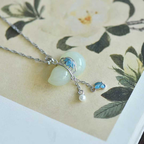 0270#925 liontin labu dan kupu-kupu bertatahkan giok Hetian, menampilkan desain baru dan unik, pengerjaan yang indah, dan gaya yang khas. Dimensi giok: 14*22 mm. Harga sudah termasuk ongkos kirim dan pajak.