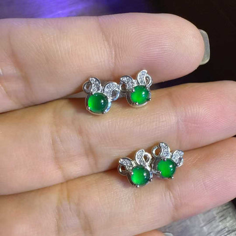 Anting-anting Mickey Mouse dari giok alami Grade A, seluruhnya terbuat dari perak sterling S925 setebal 4mm (standar nasional). Harga sudah termasuk ongkos kirim dan pajak.