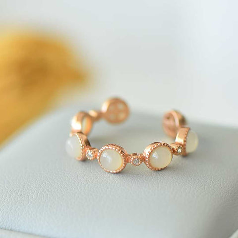 Cincin 1004-1#, perak sterling 925 bertatahkan giok Hetian. Desain baru dan unik, gioknya hangat dan lembut, menciptakan efek yang mencolok dan menarik perhatian. Ongkos kirim dan pajak sudah termasuk.