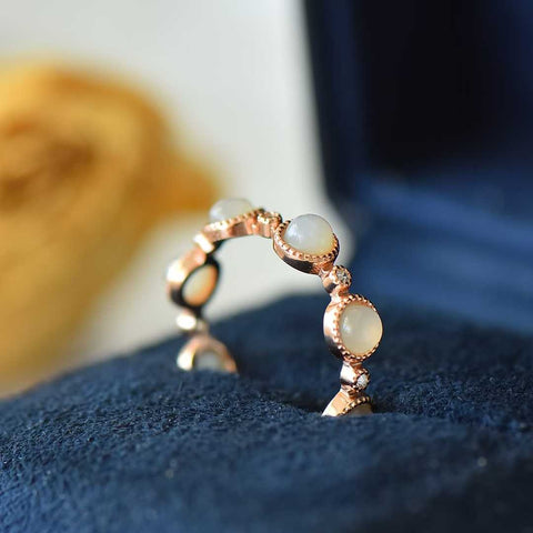 Cincin 1004-1#, perak sterling 925 bertatahkan giok Hetian. Desain baru dan unik, gioknya hangat dan lembut, menciptakan efek yang mencolok dan menarik perhatian. Ongkos kirim dan pajak sudah termasuk.