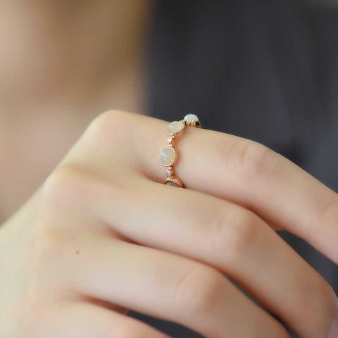 Cincin 1004-1#, perak sterling 925 bertatahkan giok Hetian. Desain baru dan unik, gioknya hangat dan lembut, menciptakan efek yang mencolok dan menarik perhatian. Ongkos kirim dan pajak sudah termasuk.