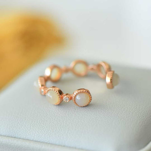 Cincin 1004-1#, perak sterling 925 bertatahkan giok Hetian. Desain baru dan unik, gioknya hangat dan lembut, menciptakan efek yang mencolok dan menarik perhatian. Ongkos kirim dan pajak sudah termasuk.