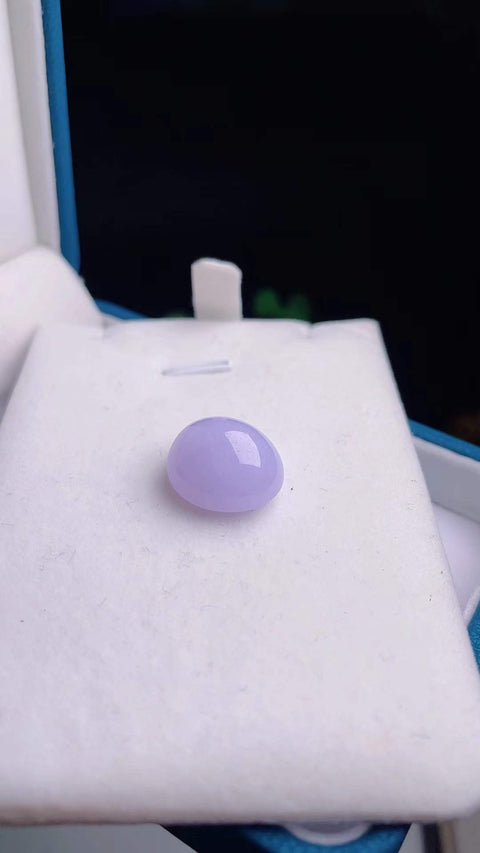 Batu giok cabochon alami dengan corak ungu, dari tambang tua, dengan tekstur halus dan hangat, warna ungu yang indah, material yang layak untuk dipadukan dengan emas, dimensi 1,6 x 1,4 cm, termasuk ongkos kirim dan pajak.