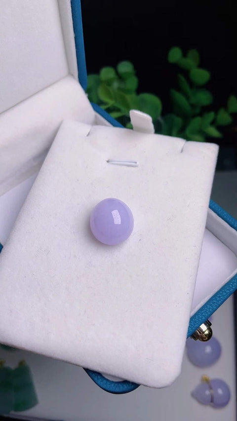 Batu giok cabochon alami dengan corak ungu, dari tambang tua, dengan tekstur halus dan hangat, warna ungu yang indah, material yang layak untuk dipadukan dengan emas, dimensi 1,6 x 1,4 cm, termasuk ongkos kirim dan pajak.