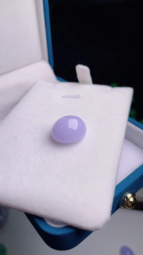 Batu giok cabochon alami dengan corak ungu, dari tambang tua, dengan tekstur halus dan hangat, warna ungu yang indah, material yang layak untuk dipadukan dengan emas, dimensi 1,6 x 1,4 cm, termasuk ongkos kirim dan pajak.