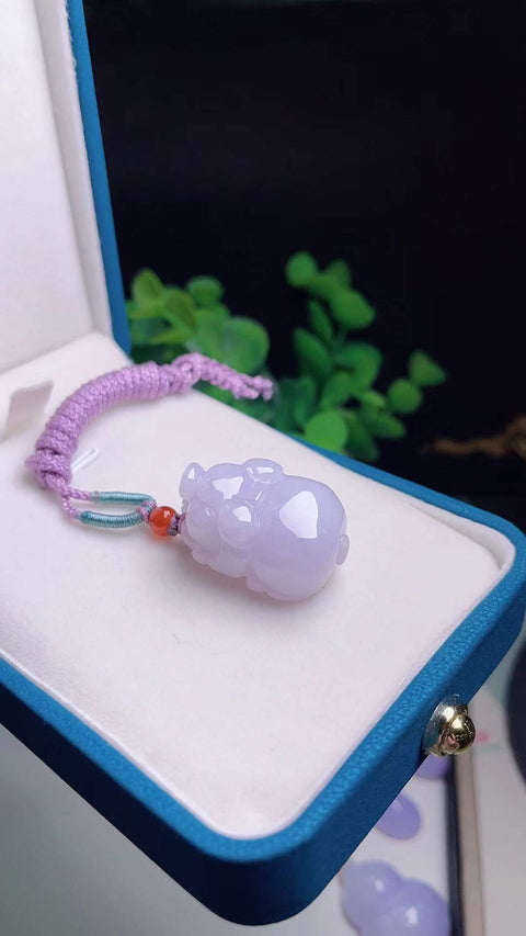 Babi giok alami, melambangkan kekayaan, keberuntungan, menangkal kejahatan, dan menjamin keselamatan. Terbuat dari material tambang lama, dengan tekstur halus dan hangat, warna ungu muda. Dimensi: 2,6 x 2,0 cm. Harga sudah termasuk ongkos kirim dan pajak.