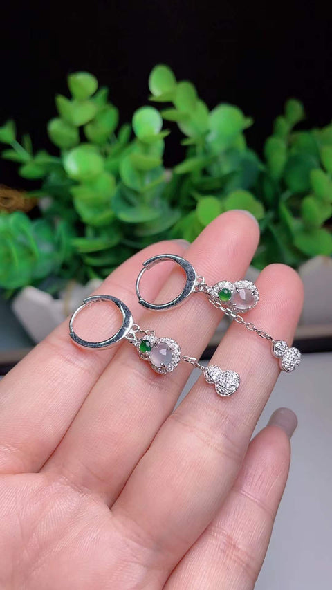 Anting-anting giok alami, terbuat dari material tambang lama, dengan tekstur halus dan hangat, sedingin dan tembus cahaya, dipasang pada perak 925, berukuran 1,2 x 0,7 cm, termasuk ongkos kirim dan pajak.