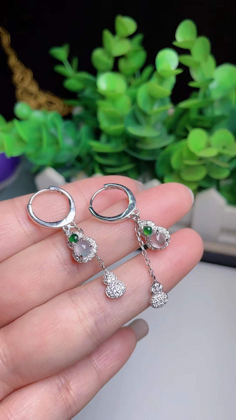 Anting-anting giok alami, terbuat dari material tambang lama, dengan tekstur halus dan hangat, sedingin dan tembus cahaya, dipasang pada perak 925, berukuran 1,2 x 0,7 cm, termasuk ongkos kirim dan pajak.