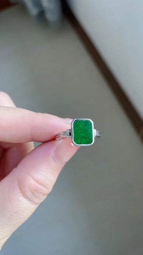 Cincin giok alami 💍 bertatahkan perak sterling 925, warna cantik, indah dan bergaya, ukuran 10 x 9, termasuk ongkos kirim dan pajak.