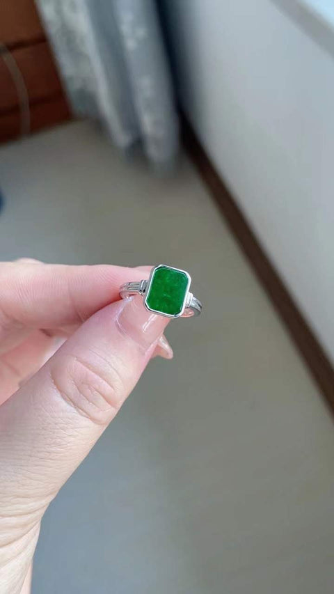Cincin giok alami 💍 bertatahkan perak sterling 925, warna cantik, indah dan bergaya, ukuran 10 x 9, termasuk ongkos kirim dan pajak.