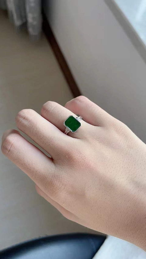 Cincin giok alami 💍 bertatahkan perak sterling 925, warna cantik, indah dan bergaya, ukuran 10 x 9, termasuk ongkos kirim dan pajak.