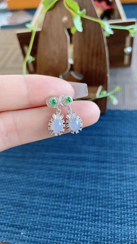 Anting-anting giok alami, dari tambang kuno, dengan tekstur halus dan hangat, sedingin dan tembus cahaya, indah dan bergaya, dengan rona ungu muda, dipasang pada perak 925, ukuran 5 x 7 cm, termasuk ongkos kirim dan pajak.