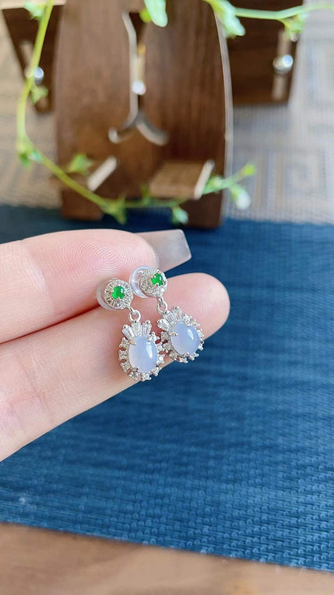 Anting-anting giok alami, dari tambang kuno, dengan tekstur halus dan hangat, sedingin dan tembus cahaya, indah dan bergaya, dengan rona ungu muda, dipasang pada perak 925, ukuran 5 x 7 cm, termasuk ongkos kirim dan pajak.