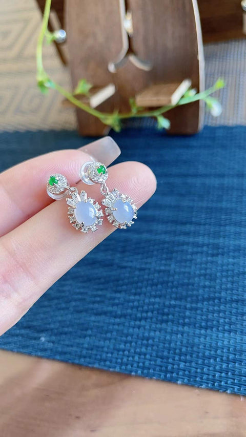 Anting-anting giok alami, dari tambang kuno, dengan tekstur halus dan hangat, sedingin dan tembus cahaya, indah dan bergaya, dengan rona ungu muda, dipasang pada perak 925, ukuran 5 x 7 cm, termasuk ongkos kirim dan pajak.