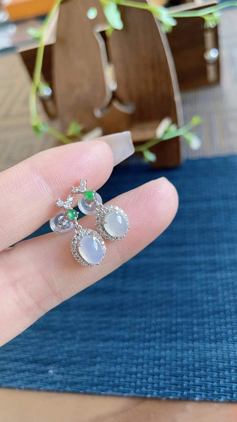 Anting-anting giok alami, dari tambang kuno, dengan tekstur halus dan hangat, sedingin dan tembus cahaya, indah dan bergaya, dengan rona ungu muda, dipasang pada perak 925, ukuran 5 x 7 cm, termasuk ongkos kirim dan pajak.