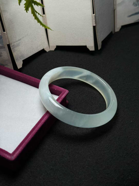 Gelang giok Xiuyan alami, dengan tekstur halus dan berminyak. Perkiraan dimensi: 59×13×8,2 mm. Harga sudah termasuk ongkos kirim dan pajak.