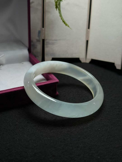 Gelang giok Xiuyan alami, dengan tekstur halus dan berminyak. Perkiraan dimensi: 59×13×8,2 mm. Harga sudah termasuk ongkos kirim dan pajak.