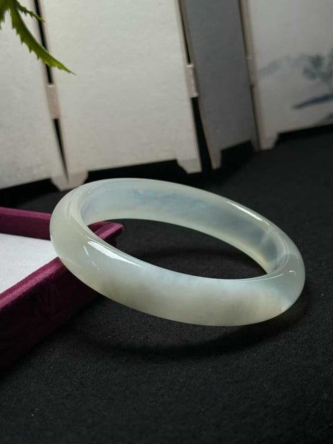 Gelang giok Xiuyan alami, dengan tekstur halus dan berminyak. Perkiraan dimensi: 59×13×8,2 mm. Harga sudah termasuk ongkos kirim dan pajak.
