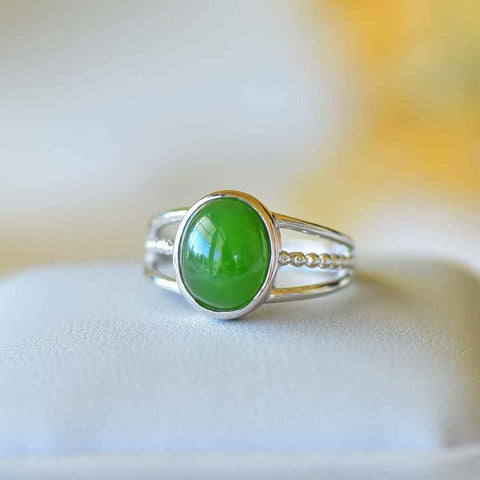 11120#925 Cincin Perak dengan Inlay Giok Hetian 💍 Gioknya halus, berkilau, dan penuh; desainnya bergaya, indah, dan elegan. Ongkos kirim dan pajak sudah termasuk.