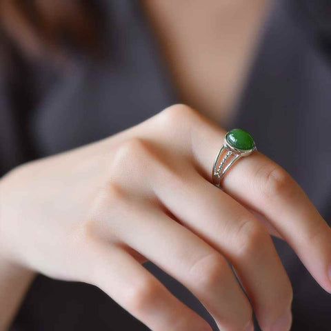 11120#925 Cincin Perak dengan Inlay Giok Hetian 💍 Gioknya halus, berkilau, dan penuh; desainnya bergaya, indah, dan elegan. Ongkos kirim dan pajak sudah termasuk.