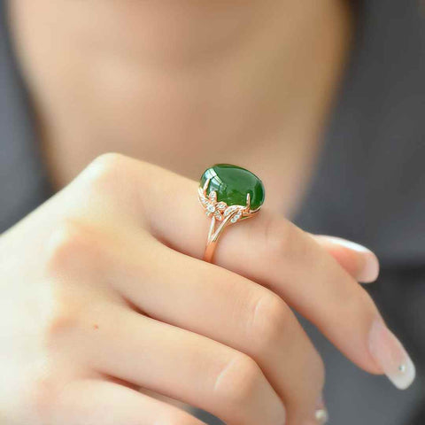 11112-1# Cincin Perak Sterling 925 dengan Hiasan Giok Hetian Berbentuk Telur dengan Tepi Bunga, Gaya Perak Polos 💍. Gioknya halus dan hangat saat disentuh. Desainnya baru, unik, segar, dan elegan, enak dipandang. Ongkos kirim dan pajak sudah termasuk.