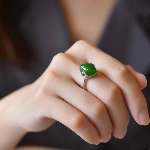 11107#925 cincin perak sterling bertatahkan giok Hetian 💍 Gioknya halus, berkilau, dan penuh; desainnya bergaya, indah, dan elegan. Ongkos kirim dan pajak sudah termasuk.