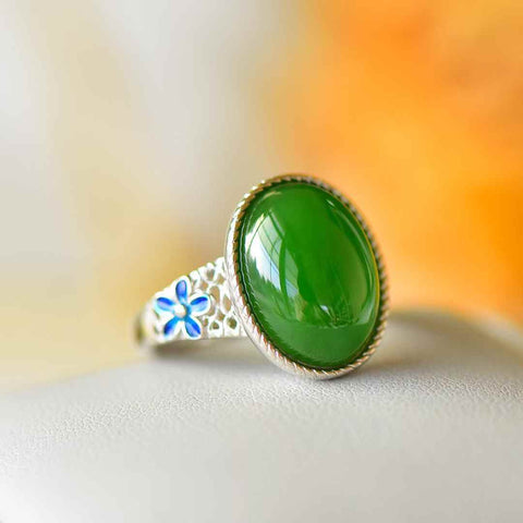 11102#s925 Cincin Perak Set dengan Giok Hetian. Gioknya bertekstur halus, berkilau, dan penuh vitalitas. Desainnya yang unik dan penampilannya yang memukau menjadikannya perhiasan yang memesona. Harga sudah termasuk ongkos kirim dan pajak.