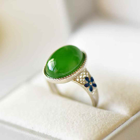 11102#s925 Cincin Perak Set dengan Giok Hetian. Gioknya bertekstur halus, berkilau, dan penuh vitalitas. Desainnya yang unik dan penampilannya yang memukau menjadikannya perhiasan yang memesona. Harga sudah termasuk ongkos kirim dan pajak.