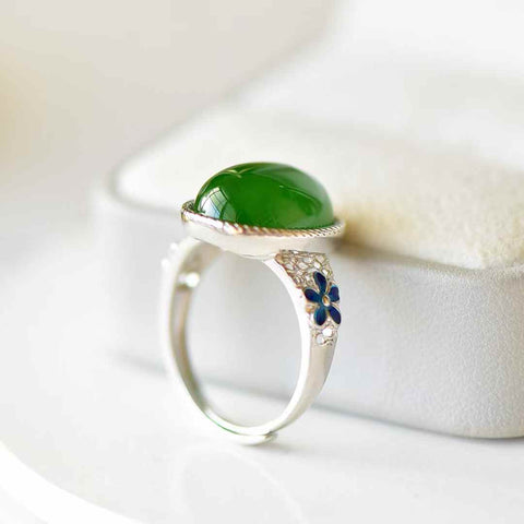 11102#s925 Cincin Perak Set dengan Giok Hetian. Gioknya bertekstur halus, berkilau, dan penuh vitalitas. Desainnya yang unik dan penampilannya yang memukau menjadikannya perhiasan yang memesona. Harga sudah termasuk ongkos kirim dan pajak.
