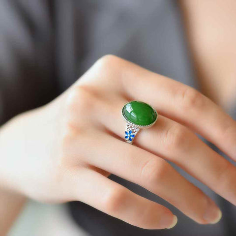 11102#s925 Cincin Perak Set dengan Giok Hetian. Gioknya bertekstur halus, berkilau, dan penuh vitalitas. Desainnya yang unik dan penampilannya yang memukau menjadikannya perhiasan yang memesona. Harga sudah termasuk ongkos kirim dan pajak.