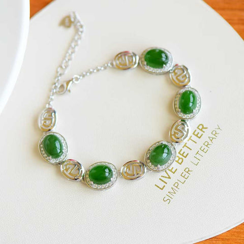 15921# Gelang perak sterling bertatahkan giok Hetian alami. Permukaannya bertatahkan cabochon yang dibuat dengan sangat indah; pengerjaannya halus dan bertekstur. Sederhana namun elegan. Ukuran: 7*9 cm. Termasuk ongkos kirim dan pajak.